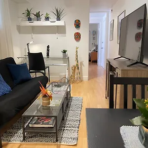 Cozy In Great Location With Free Parking - 31 Night Minimum Montreal