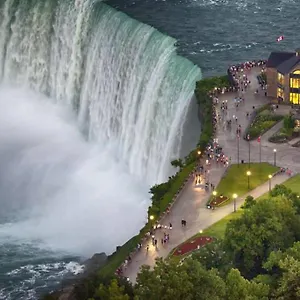 Renovated - Walk To Falls & Tourist District Niagara Falls