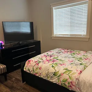 Spacious !!! Newer 2 Bedrooms Entire !! Near Airport !!!! Abbotsford